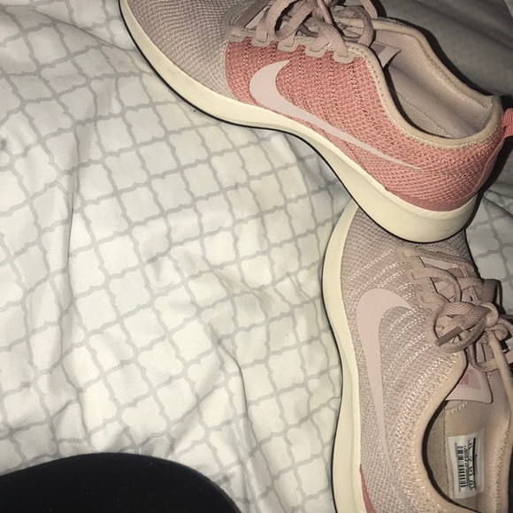 Woman’s 6.5 Nike sneakers - Picture 5 of 7